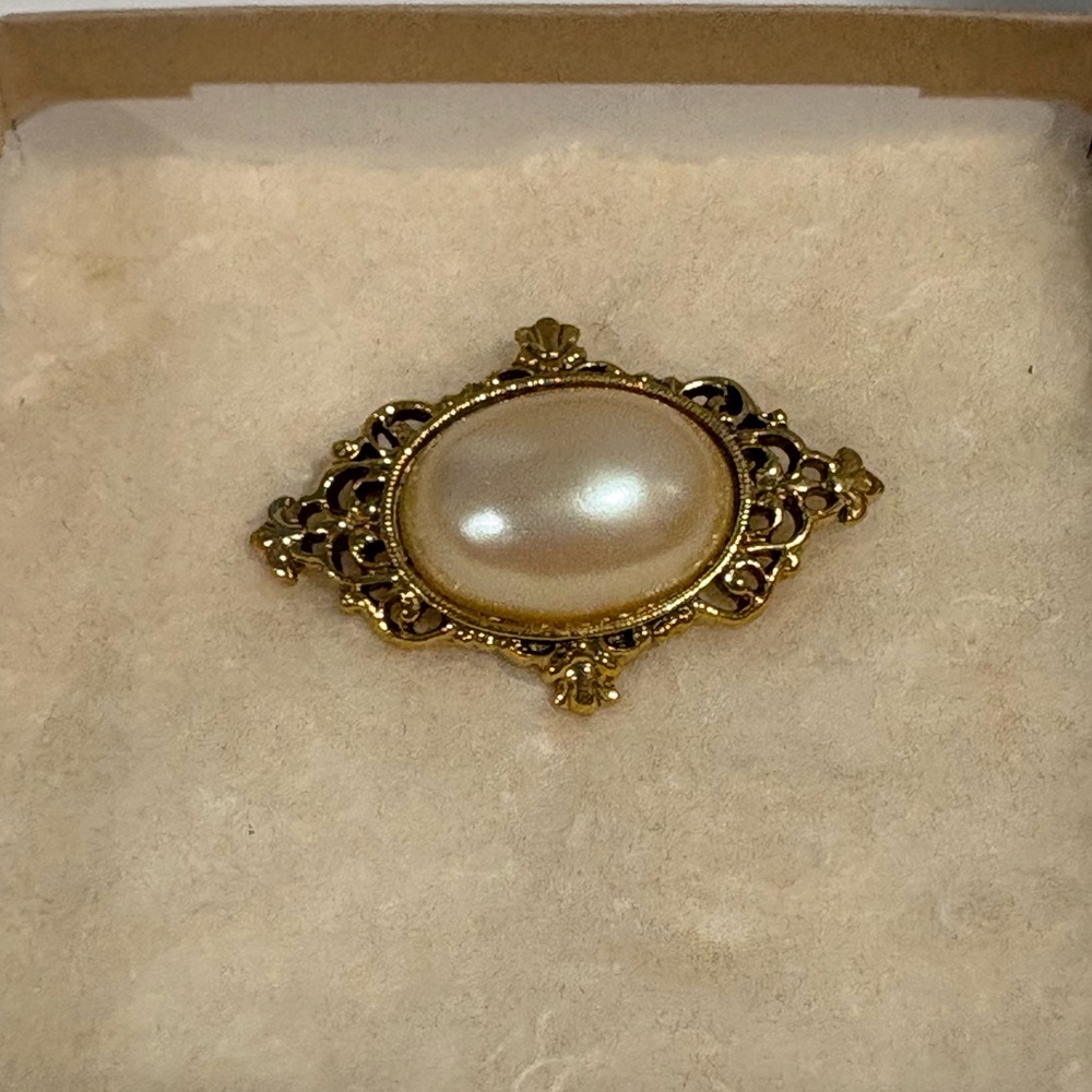 Elegant Gold and Cream Vintage Brooch